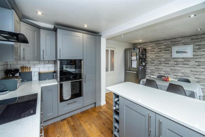 4 bed Town House for sale Image 8