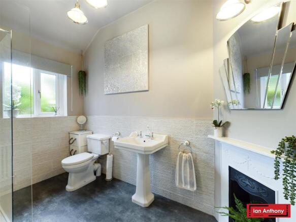 FAMILY SHOWER ROOM