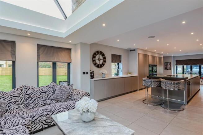 6 bed Detached for sale Image 5
