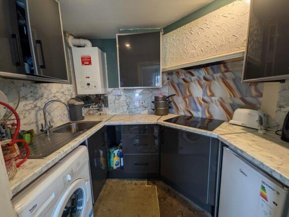 Flat 1, 1 Griffe Head Road, Wyke, Bradford photo 4