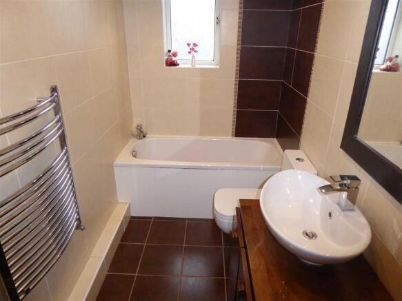 Bathroom/ WC: