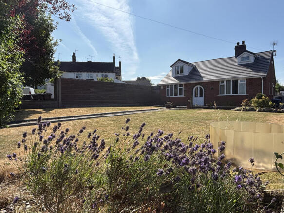 Spacious Four-Bedroom Detached Dormer Bungalow wi