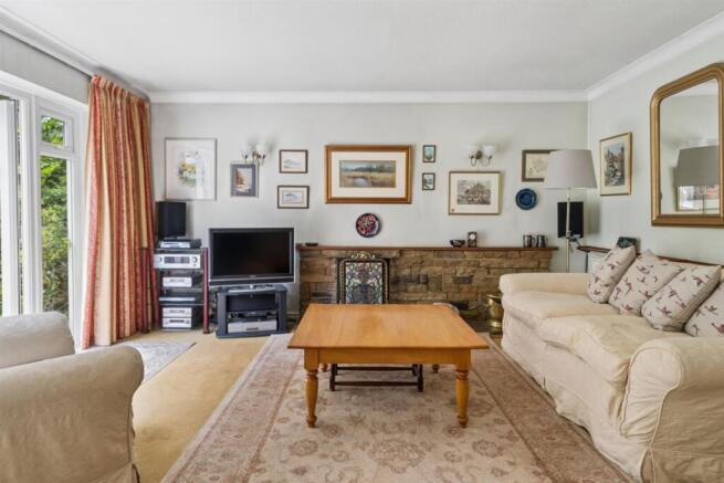Newlands Drive, Maidenhead photo 4