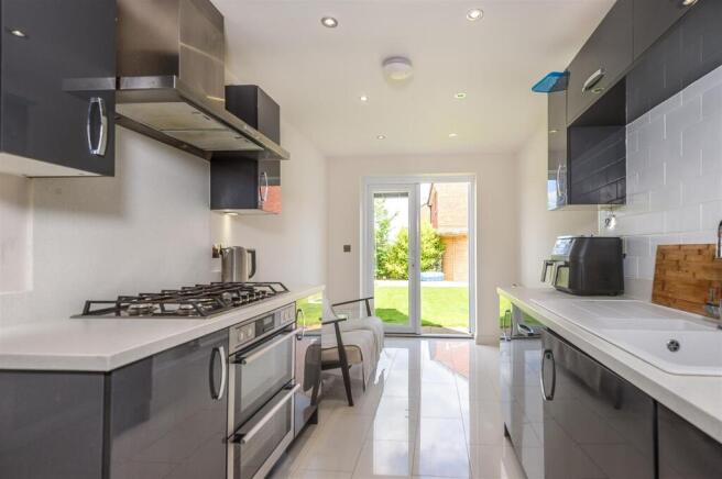 4 bed Detached to rent Image 9