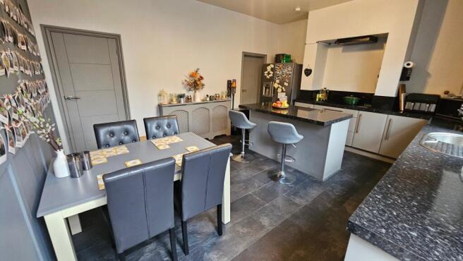 3 bed Terraced to rent Image 6