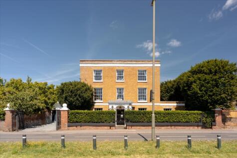 Russell Road, Shepperton, Surrey TW17