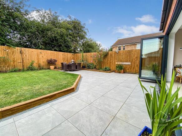 Extensive Outdoor Entertainment Area 785