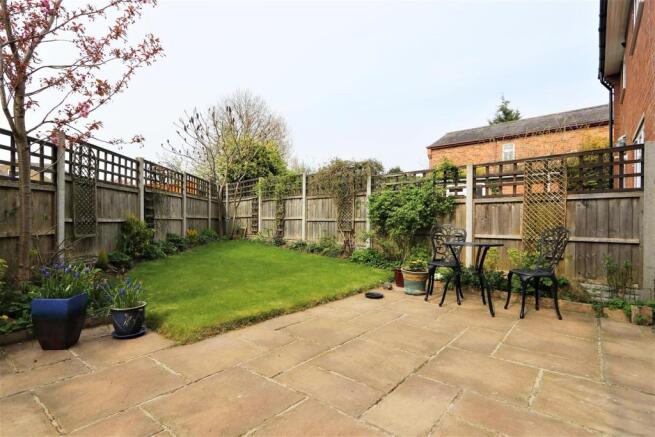 ENCLOSED REAR GARDEN