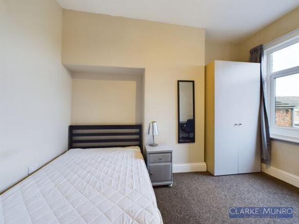 4 bed Town House to rent Image 4