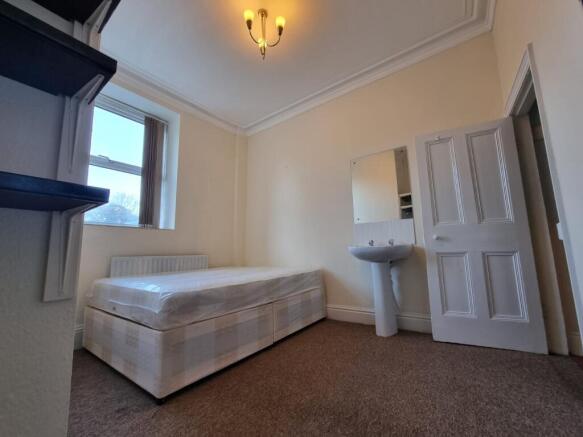 6 bed Terraced to rent Image 5