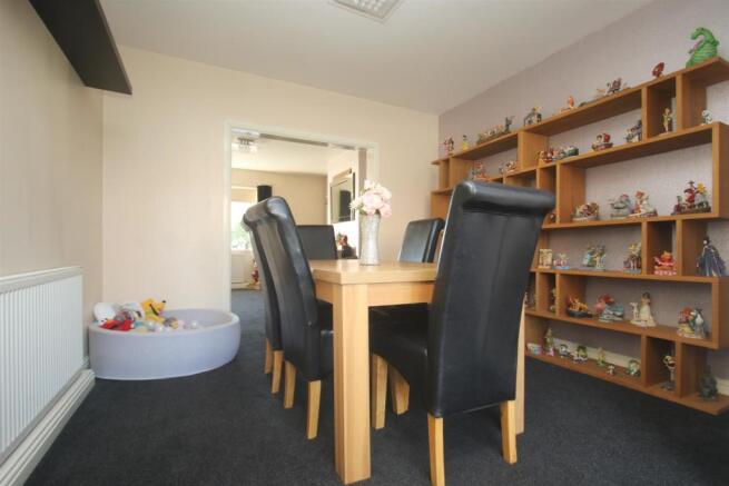 Dining room: