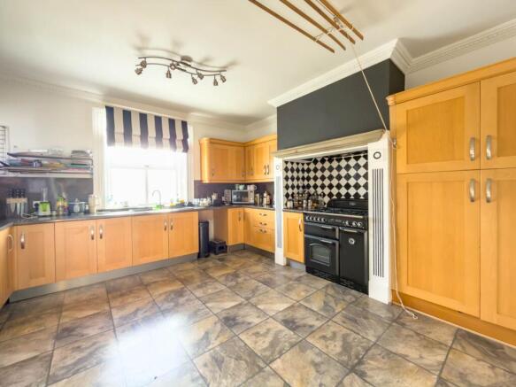 5 bed Detached for sale Image 8