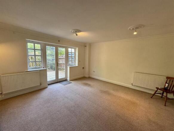 Living Room (2/2)