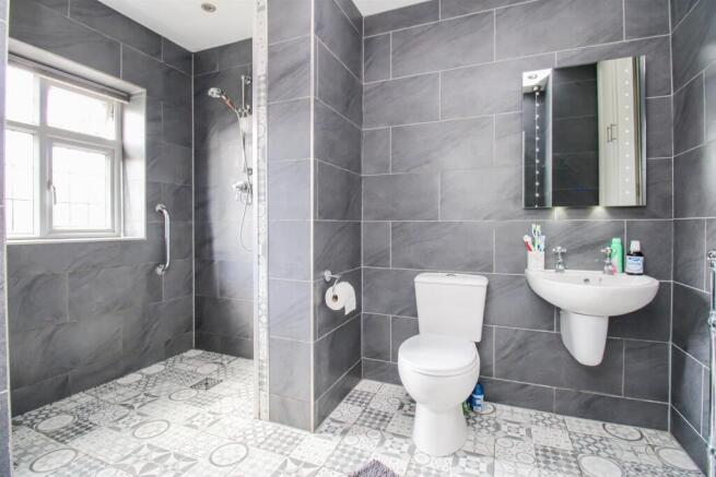 4 bed Detached for sale Image 11
