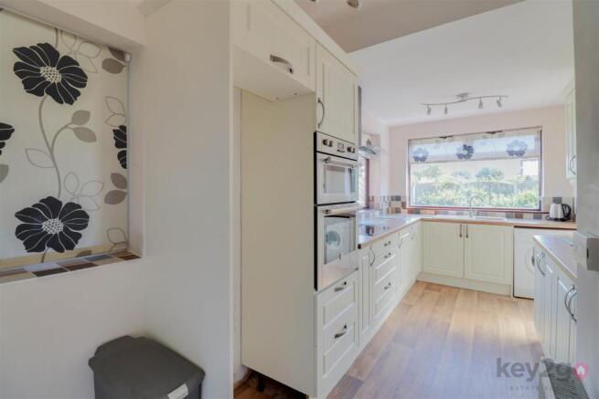 3 bed Semi-Detached for sale Image 10