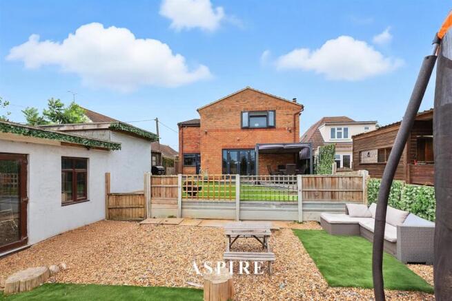 South Hanningfield Way, Runwell, Wickford photo 2