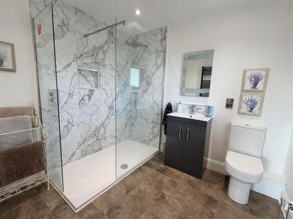 6 bed Detached for sale Image 9