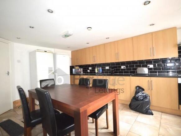 5 bed Terraced to rent Image 6