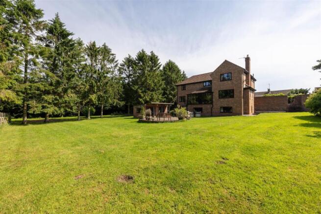5 bed Detached for sale Image 4