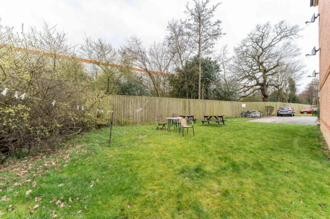 2 bed Ground Flat for sale Image 12