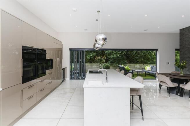 5 bed Detached for sale Image 11