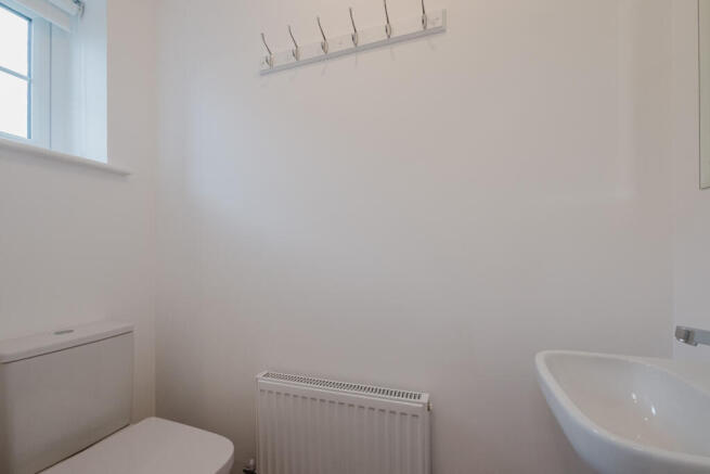 4 bed House to rent Image 9