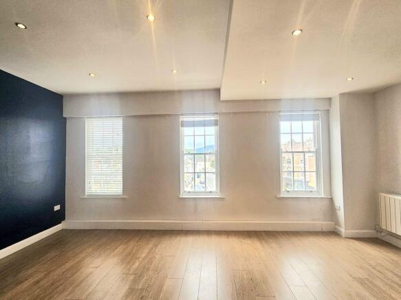 2 bed Flat to rent Image 11