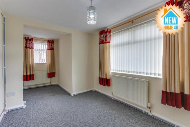 MAIN BEDROOM: