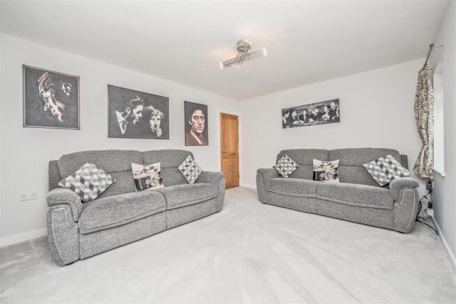 5 bed Detached for sale Image 8