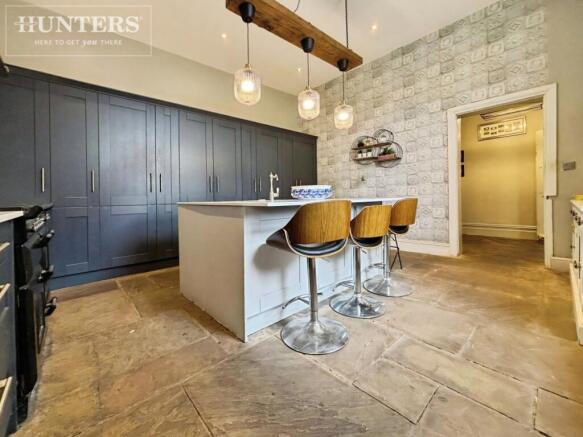5 bed Detached for sale Image 8