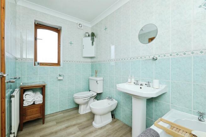 4 bed Detached for sale Image 8