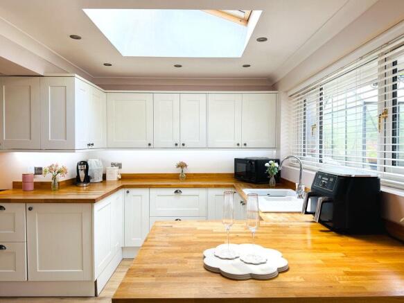 5 bed Semi-Detached for sale Image 9
