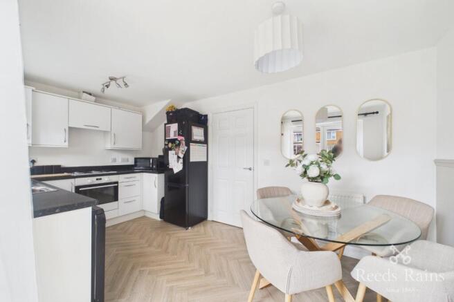 3 bed Semi-Detached to rent Image 4