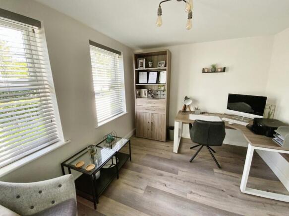 5 bed Detached for sale Image 7