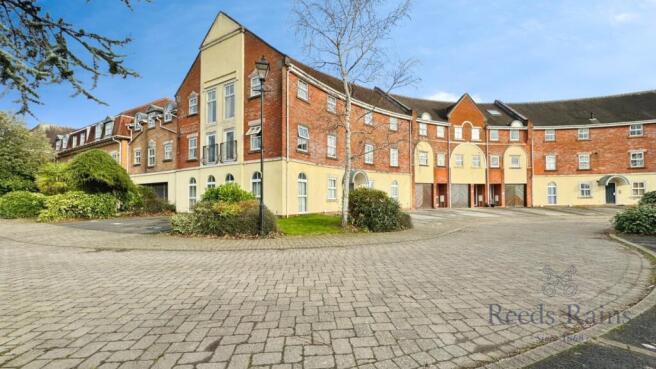 2-bed flat on Holland House Road, Walton-le-Dale, Preston, Lancashire, PR5, £105,000