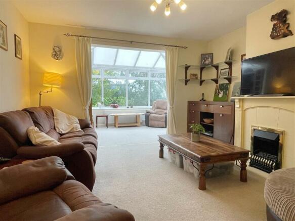 Sitt - Family Room 1.JPG
