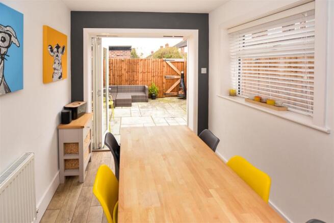 STUNNING FITTED KITCHEN / DINING ROOM