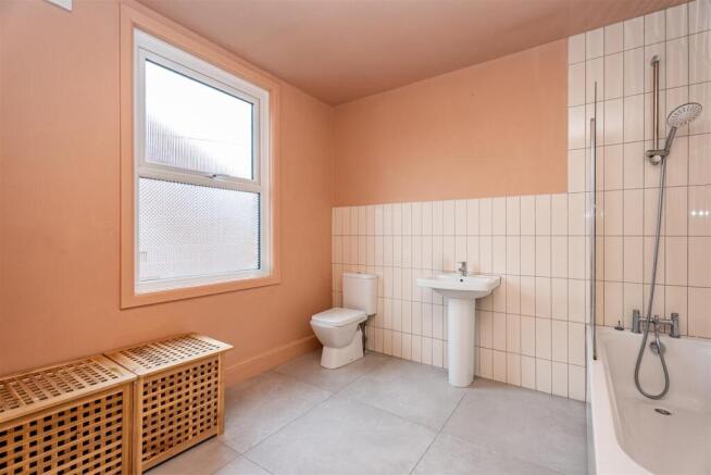 Bathroom 2.jpg