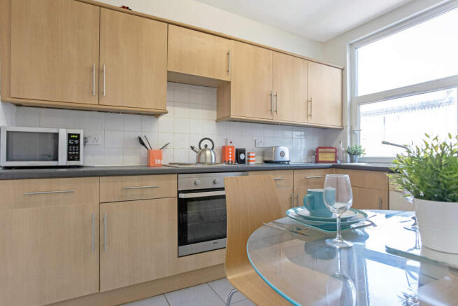 4 bed Flat to rent Image 11