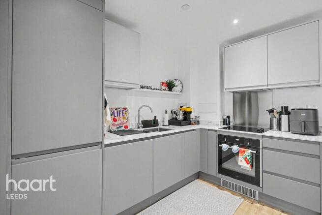 2-bed flat on Saxton Lane, Leeds, £240,000