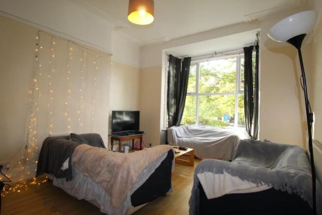 8 bed House to rent Image 5