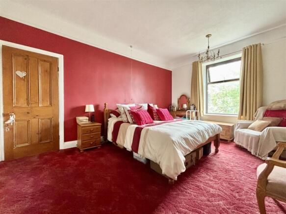 6 bed Semi-Detached for sale Image 11