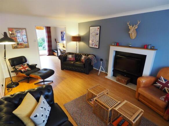 Large Lounge Into Family/Dining Room 536