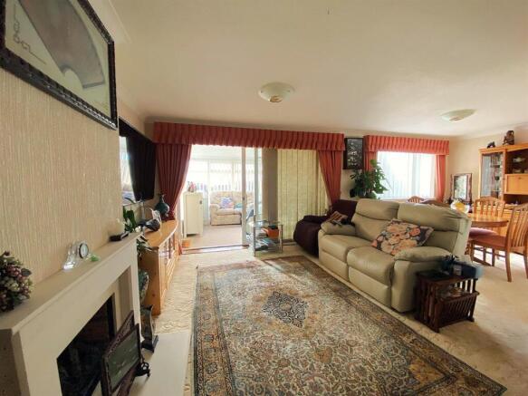 59 Links Drive - Lounge2.jpg