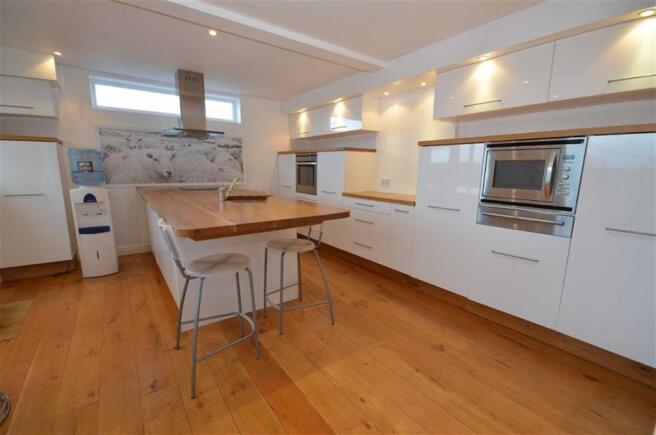 KITCHEN / BREAKFAST 