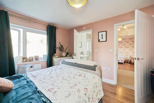 4 bed Detached for sale Image 9
