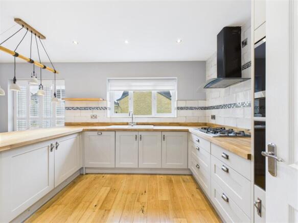 4 bed Detached for sale Image 7