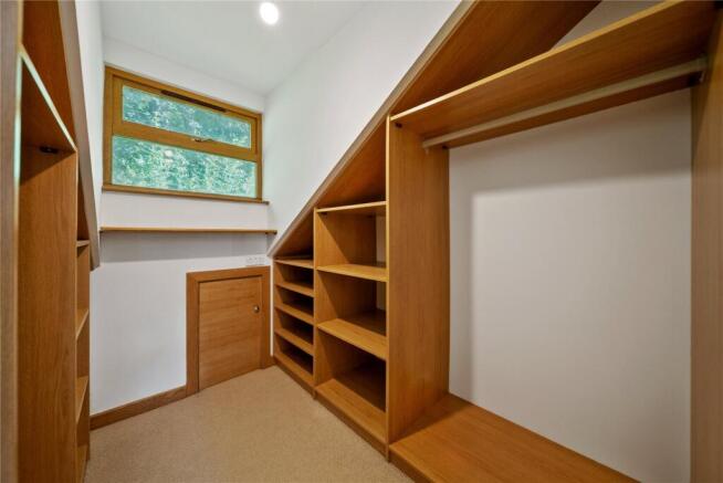 5 bed Detached for sale Image 11