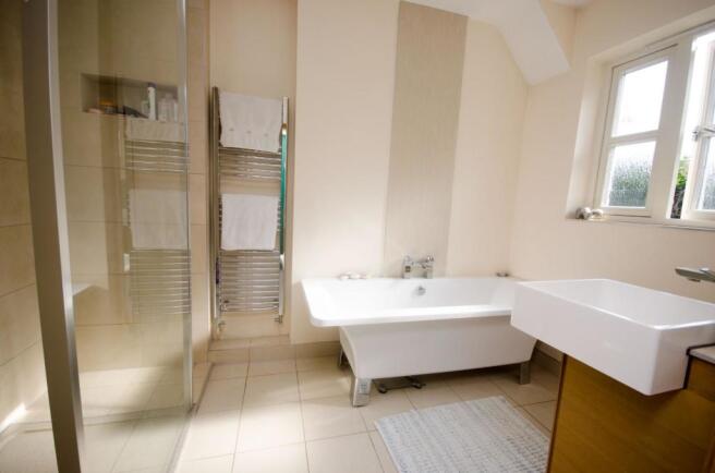 EN-SUITE BATHROOM
