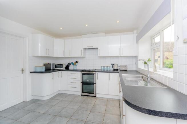 Spacious Fitted Kitchen
